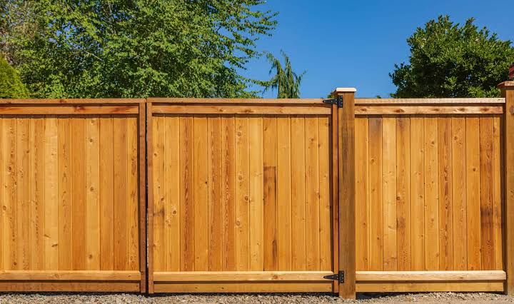 Wood privacy fence with gate installed in Zachary, LA